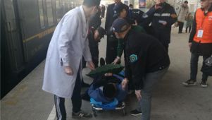 旅客突发心脏病 列车32分钟生死接力救助